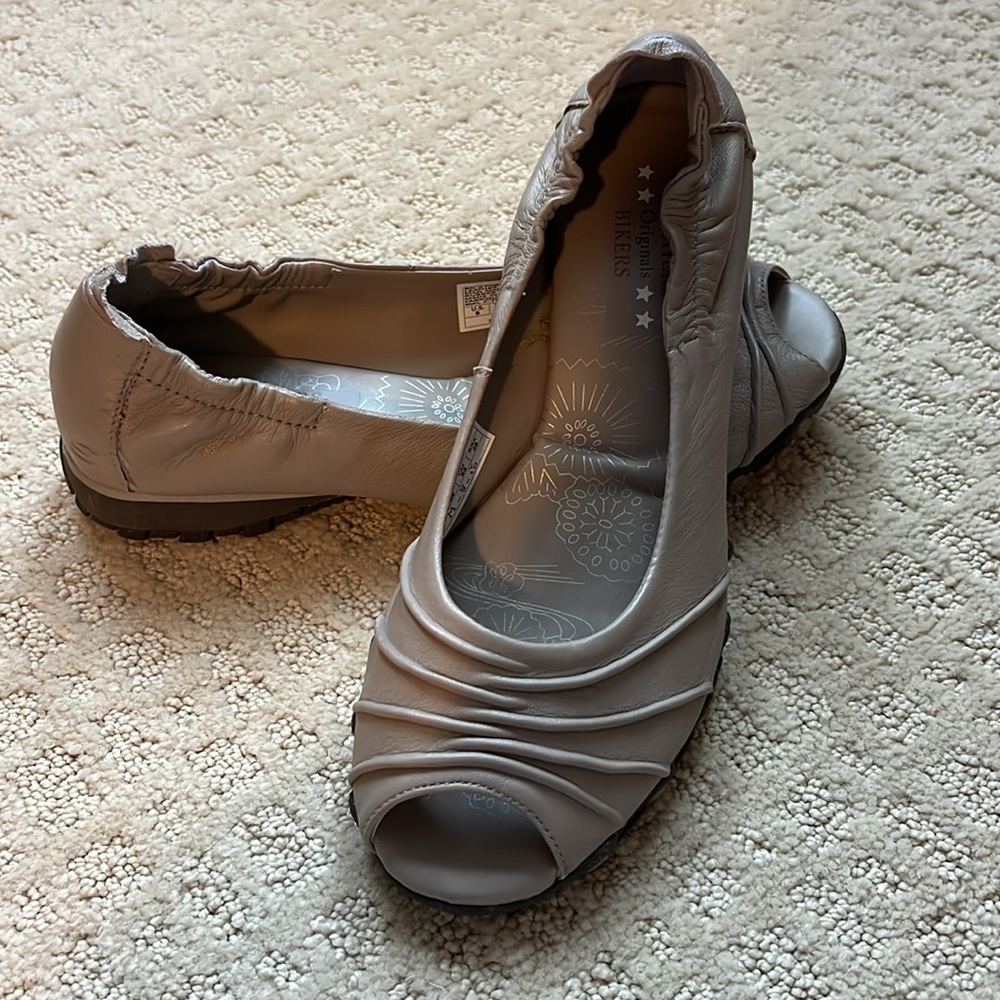 Sketchers open toe ballet flats. Neutral beige!